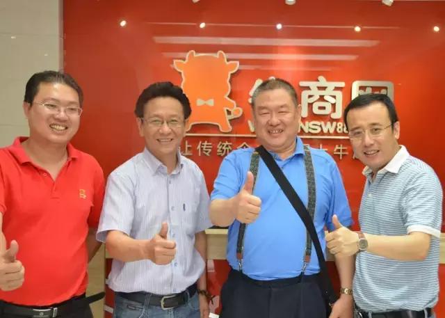 诗美居张总(右二)与袁总(右一)、颜丹柯老师(左二)、刘俊程总监合影