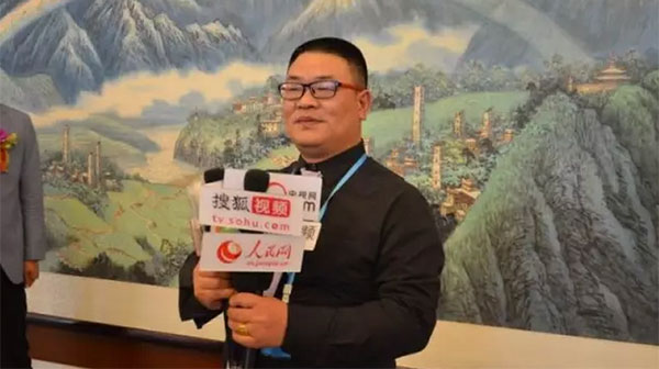 通荣制衣董事长邓立方