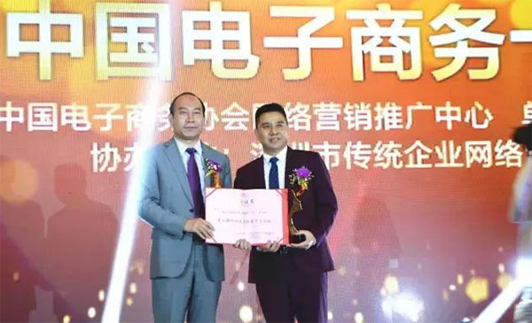 中国非洲经贸投资促进会会长秦金玮为张龙伟颁奖