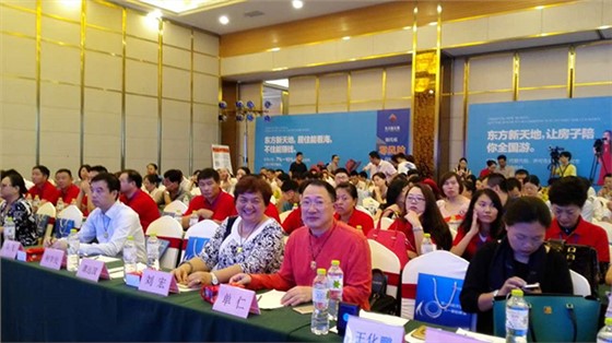 单仁先生、刘宏女士、陈飞会长（第一排右二右三右四）等出席